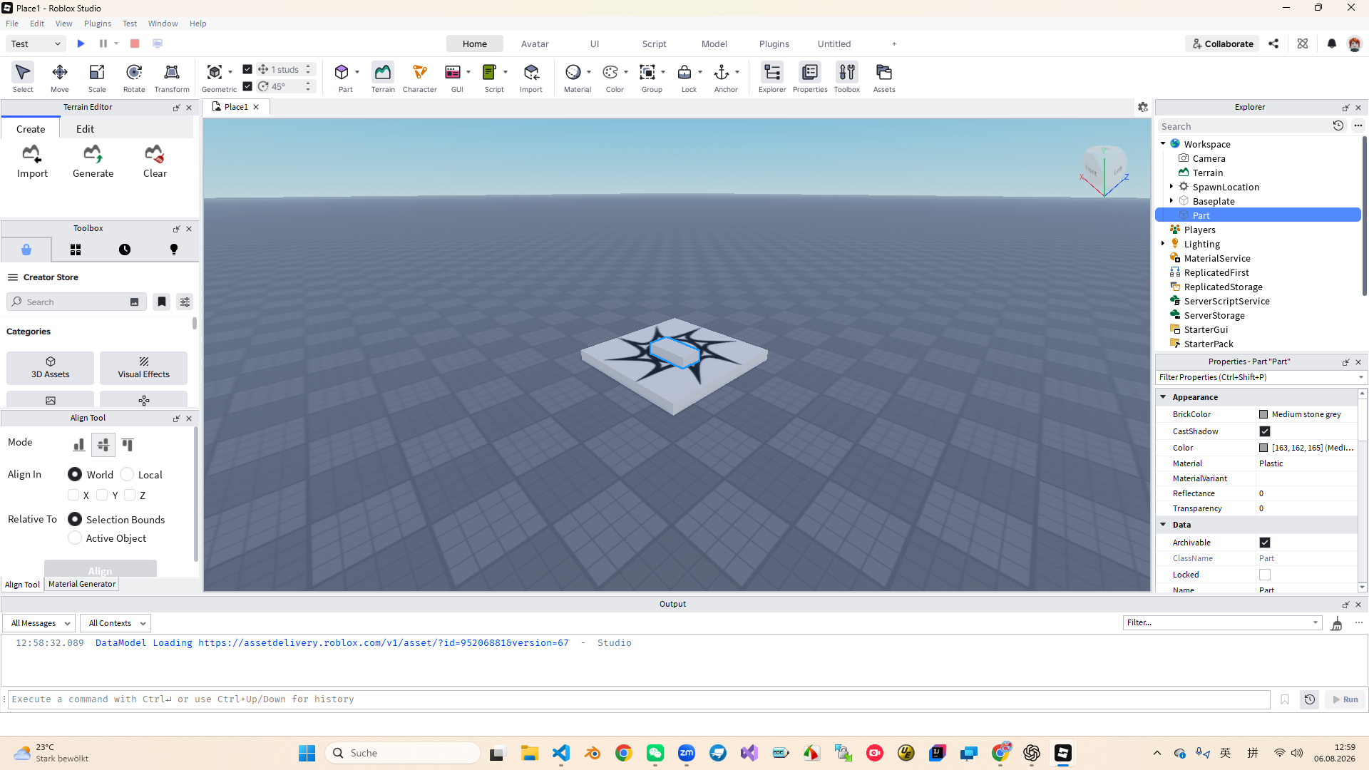 Roblox Studio 中插入 Part 后，Explorer 下出现 Part，Properties 显示 Part 属性